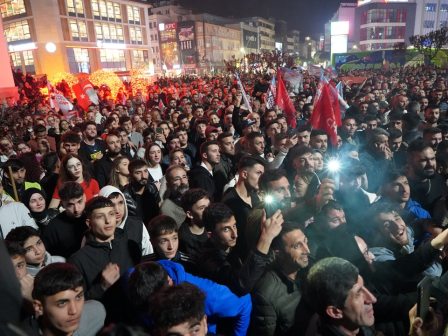 CHP kazandi Yalova sokaklara dokuldu