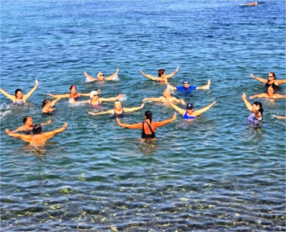 �inarcikli kadinlar denizde spor yapti