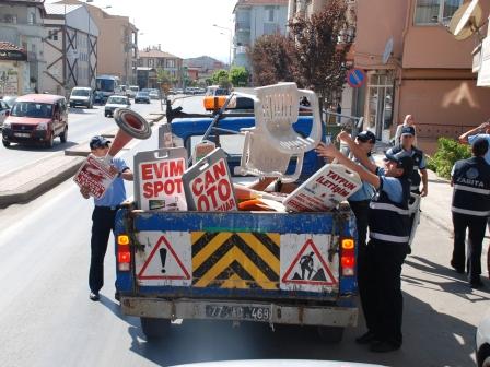 Cadde ve kaldrrm zerindeki tabelalar topland