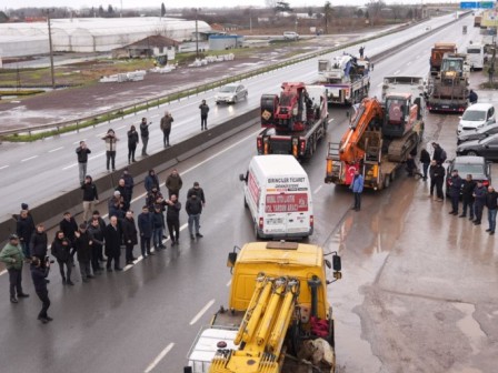 Yalova dan Deprem Bolgesine Yardim Suruyor